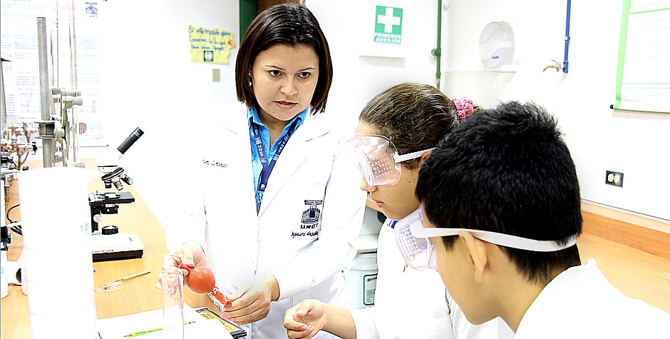 Laboratorio Ambiental y estudiantes 1