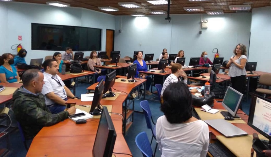 La profesora Irma Sanabria durante el proceso de instrucción