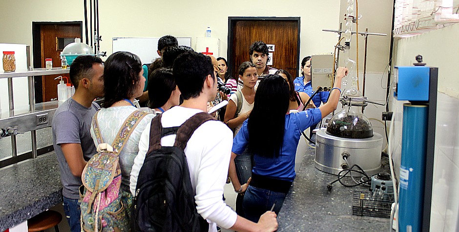 estudiantes de la ula  visitan  laboratorio de fitoquimica 5
